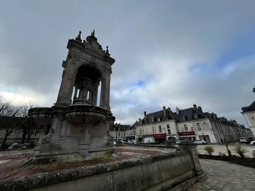 La fontaine de la place du 18 octobre à Châteaudun inscrite au...