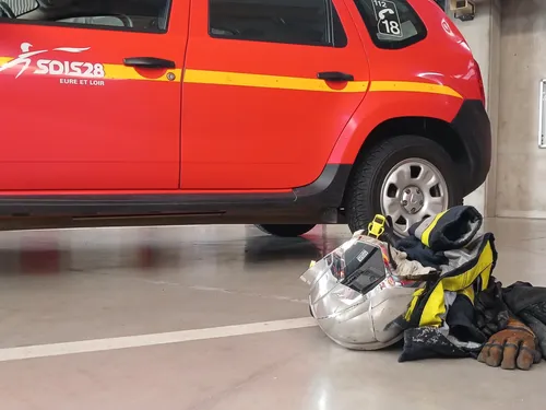 Une voiture en flamme sur la déviation de Châteaudun