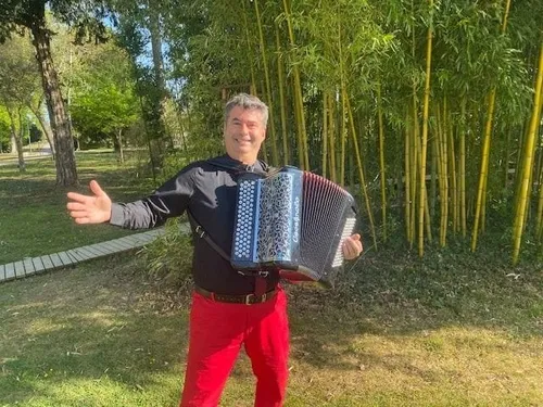 COUR-CHEVERNY (41) - Thé dansant avec Franck Sirotteau