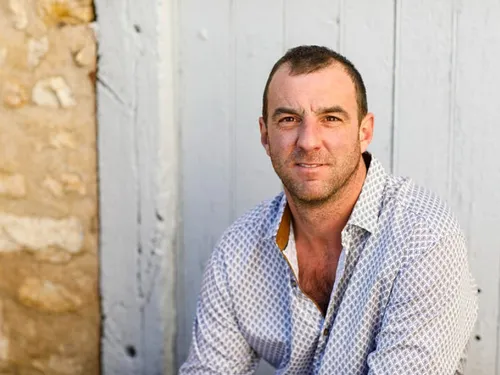 Footballeur et céréalier, Clément participe à l'Amour est dans le Pré