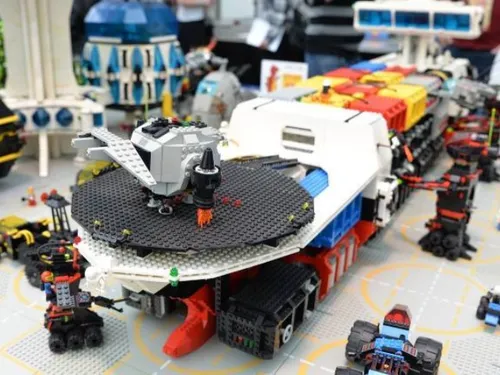 Des constructions autour des briques colorées à découvrir à Maintenon