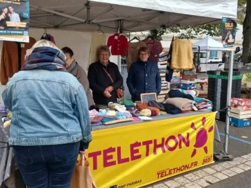CHATEAUDUN - Les Mamies Tricots sur les marchés pour le Téléthon
