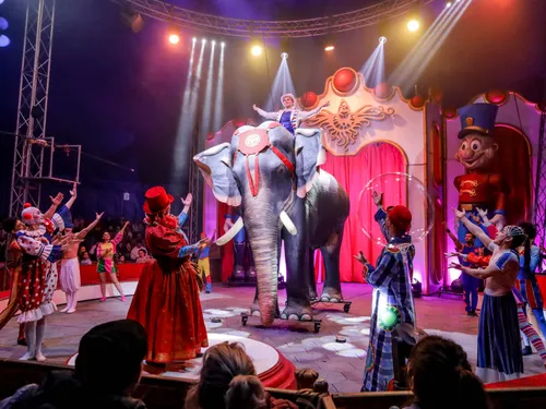 Un éléphant animatronique de taille réelle à Chartres