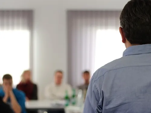 Une conférence organisée par la Fédération des aveugles de France...