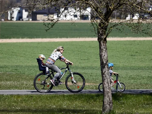 LONGNY-AU-PERCHE (61) - Mai à vélo