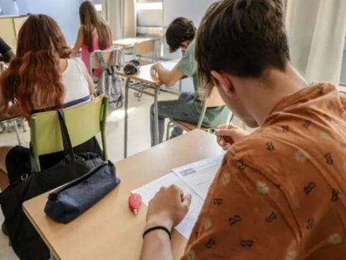 Le ministre de l'Education Nationale veut fixer un âge minimal,...