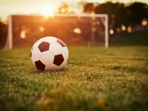 Un enfant roué de coups lors d'un tournoi de foot dans le Pas de...
