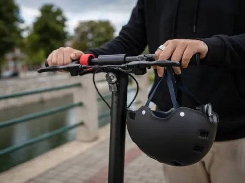 Le port du casque obligatoire pour les utilisateurs de trottinette...
