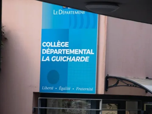 L'enseignante poignardée hier par un de ses élèves, est dans un...