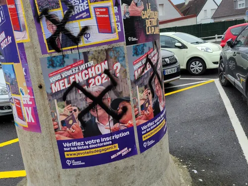 Des croix gammées sur des affichages municipaux à Achicourt 