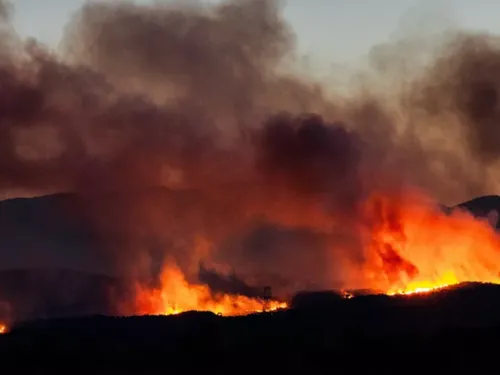 Feu dans les Pyrénées-Orientales : 10 000 personnes évacuées et un...