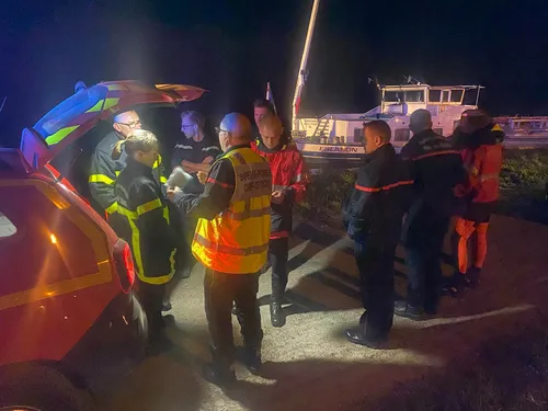 Les pompiers mobilisés à Béthune cette nuit, sur une péniche 
