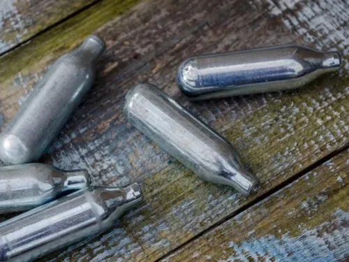 Le protoxyde d'azote pointé du doigt après la mort de 3 jeunes sur...