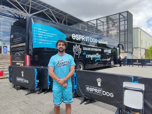 Plus de 1000 personnes à un rassemblement canin devant les Arènes...