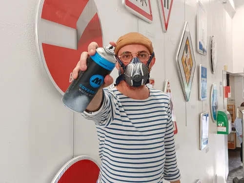 Portrait :  Likeca : l’homme qui détourne des panneaux de...