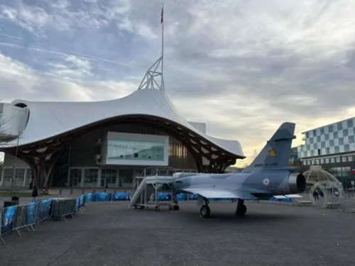 Un mirage 2000 devant le centre Pompidou à Metz