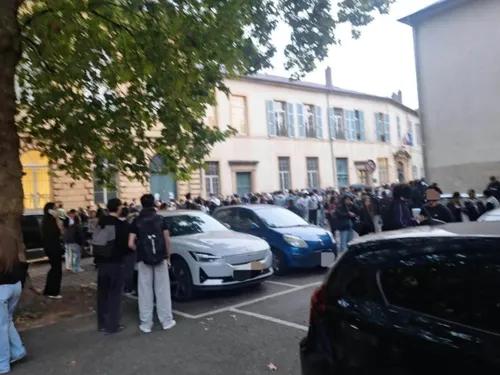 Mobilisation des lycéens : environs 200 élèves devant le Lycée...