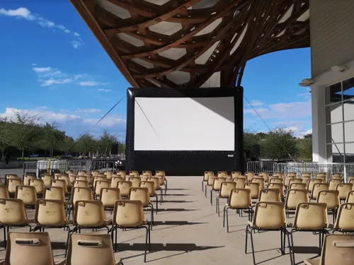 Idée de sortie : le film « Adieu les cons » en cinéma en plein air...