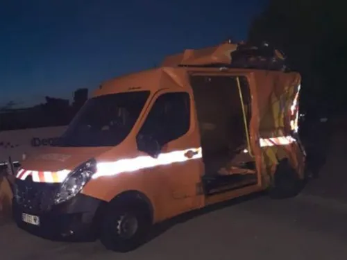 Accident. Un poids lourd percute une camionnette de balisage de la...
