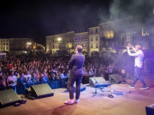 D!RECT Live : des milliers de personnes ce samedi sur la place...