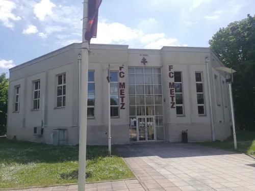 La façade du FC Metz habillée du nouveau logo ! 
