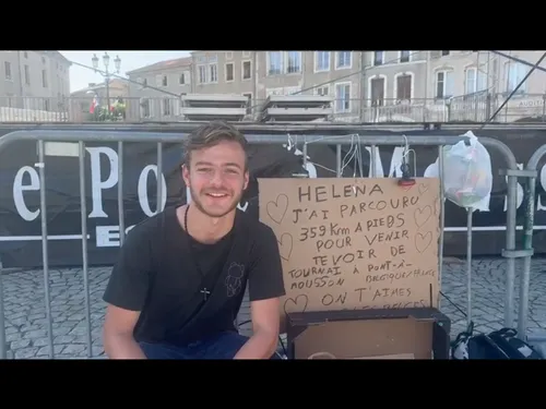 Un fan de la chanteuse Helena déjà devant la scène du D!RECT LIVE,...