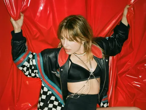 Vos invitations pour aller voir Izïa à l'Autre Canal