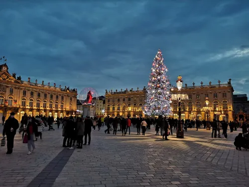 Fête de la Saint-Nicolas : le sapin de la place Stanislas à Nancy...
