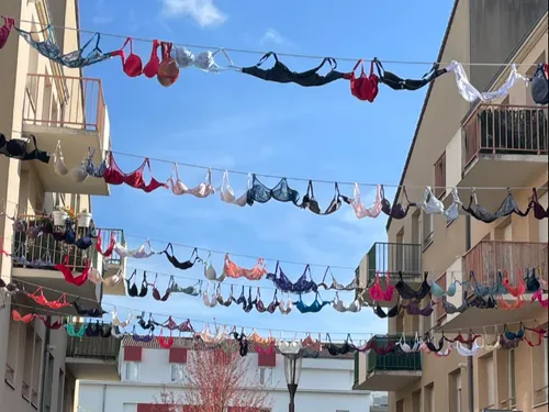 Vu sur les réseaux sociaux : Des soutiens-gorge dans les rues de...