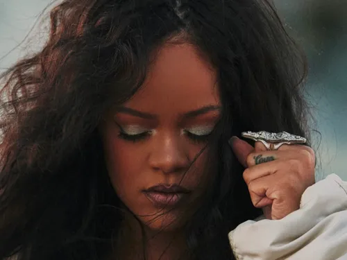 "LIFT ME UP", Rihanna