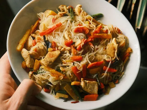 Emincé de poulet et nouilles de riz sautées