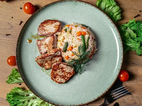 Riz sauté au légumes et filet mignon de porc