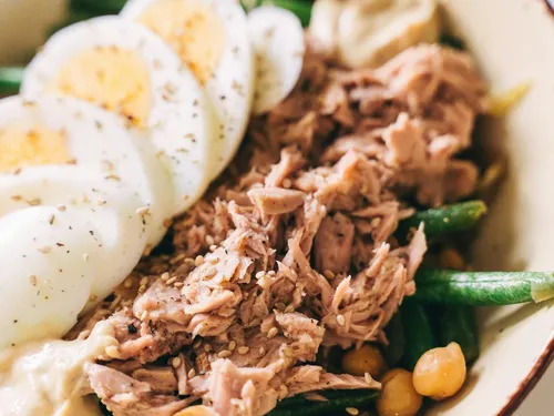 Salade protéinée au thon, œufs, pois chiche et haricots