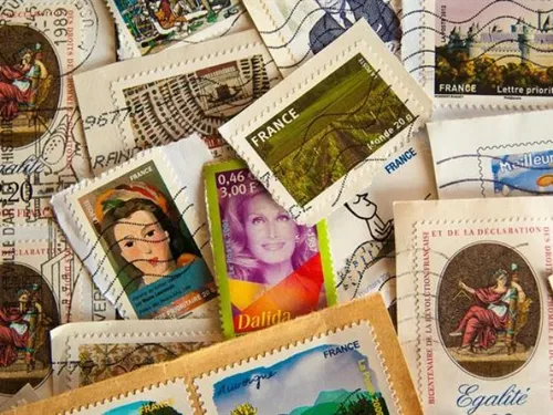 Bourse aux timbres, cartes postales et vieux papiers