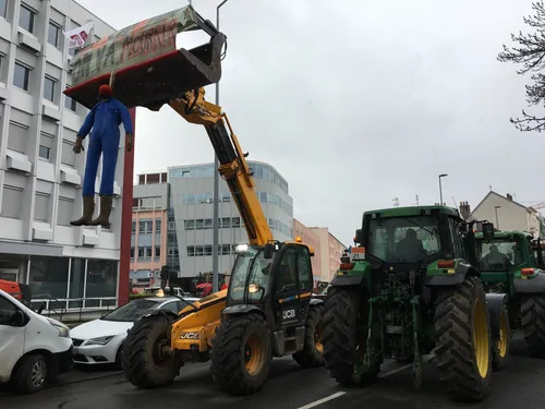 Une soixantaine d'agriculteurs de Côte-d'Or partent manifester à...