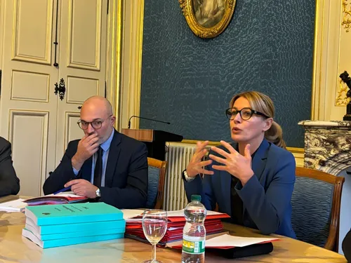 La maire de Dijon appelle à un rassemblement devant la médiathèque...