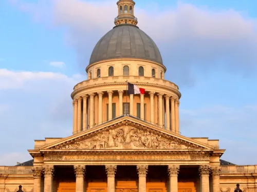 Robert Badinter entre au Panthéon : la réaction de la section...