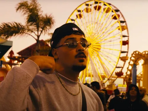 Le clip « À la folie » du Dijonnais Jeune Andreas fait voyager...