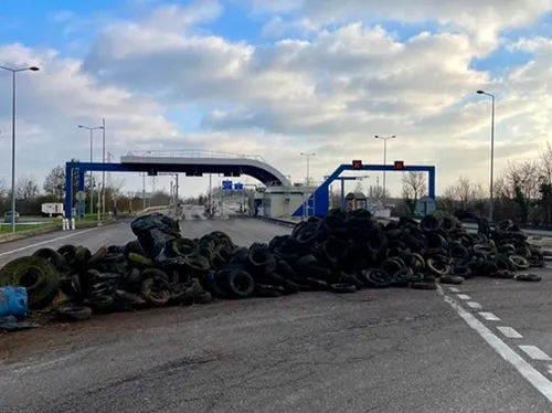 Manifestations agricoles et blocage de péages à Beaune et en...