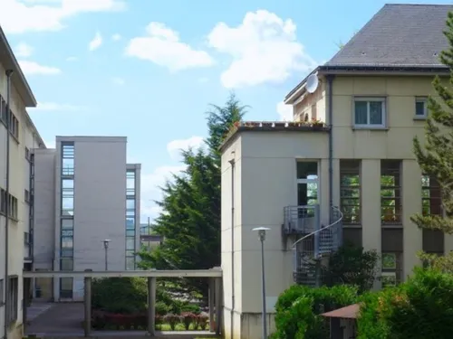 À Dijon,  les enseignants du lycée Le Castel annoncent une...