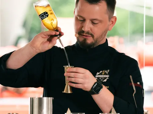 Dijon : le barman Benoît Bouillard décroche un titre national pour...