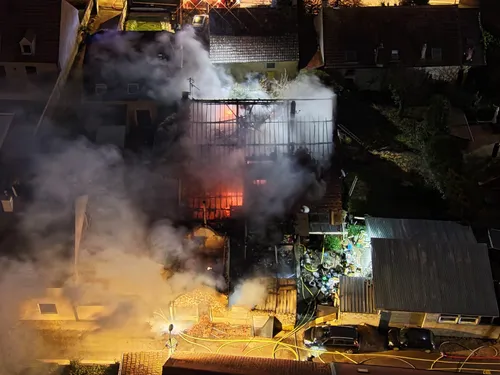 Un incendie touche une maison et se propage sur une autre à...