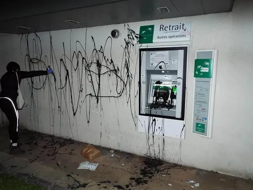 Des distributeurs dégradés par le groupe « Extinction Rebellion » 