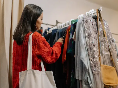 Avec Urban’Frip, Donnez ou achetez d’anciens vêtements à prix libre...