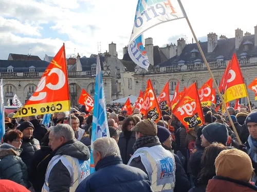 A Dijon, neuf personnes en gardes à vue ce samedi et le siège local...