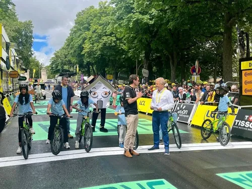 Des vélos offerts à des enfants à l’occasion du Tour de France à...