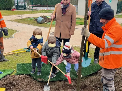 Chevigny-Saint-Sauveur célèbre la plantation de son 3 000ᵉ arbre en...