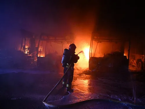 Six bus détruits par un incendie au dépôt Transdev Sud Yvelines de...
