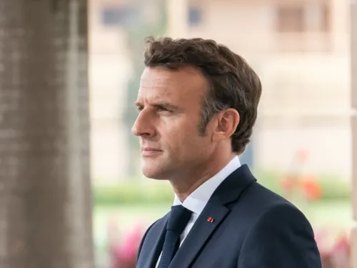 Emmanuel Macron envisage d’interdire les téléphones portables dans...