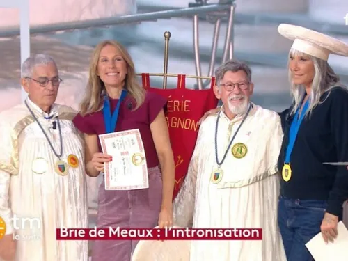 Une chanteuse Evasion et une présentatrice fondent pour le brie de...